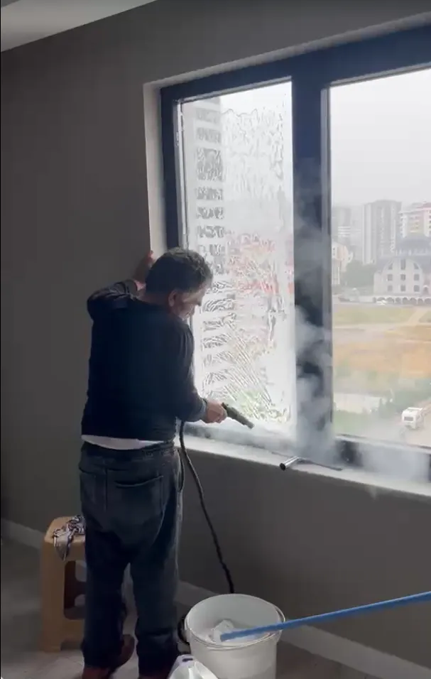 Efe Temizlik ekibinin Ankara'da buhar makinesiyle cam temizliği çalışması